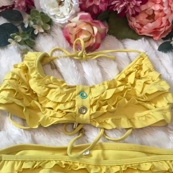 The perfect yellow bikini! - Picture 3 of 4